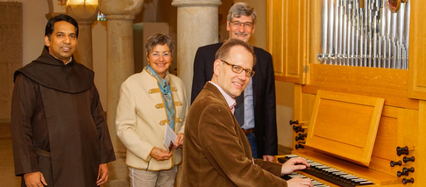 Pater Dr. Rockson Chullickal Vakkachan OCD, Dr. Andrea Korte-Böger, Guido Harzen und Prof. Dr. Ralph Bergold vor der neuen Orgel, die im Rahmen der Messe am 27. April 2019 eingeweiht wird.